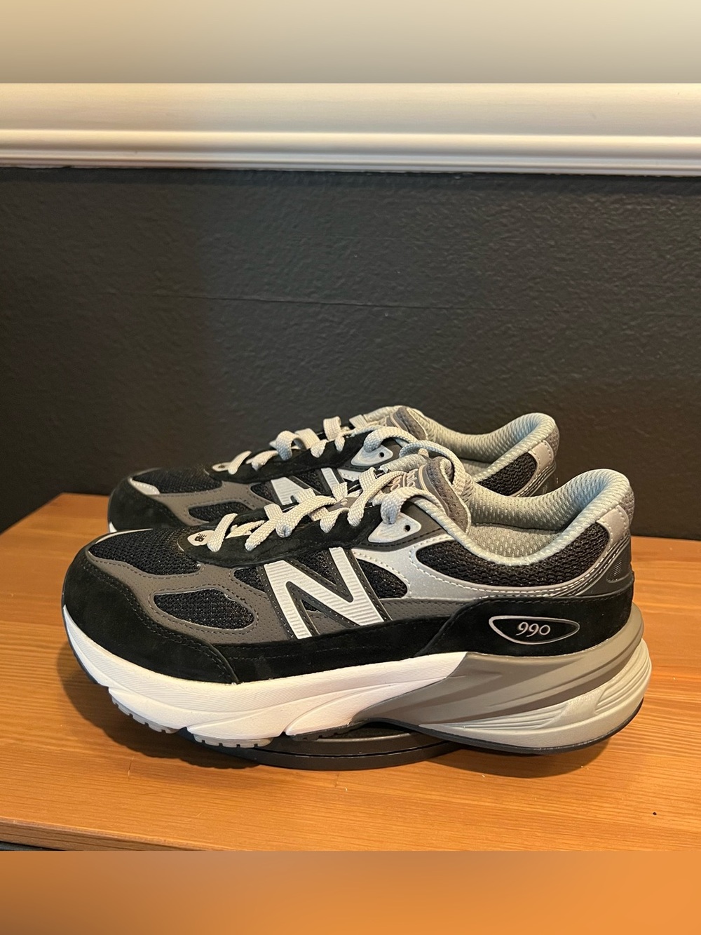 New Balance 990 V6 Fuel Cell Y 6.5 Low Top Black Suede Lace Up Sneakers (W 7.5)